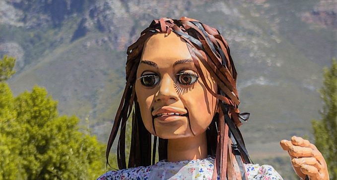 La marioneta "Pequeña Amal" comienza su viaje épico de refugiada en Europa