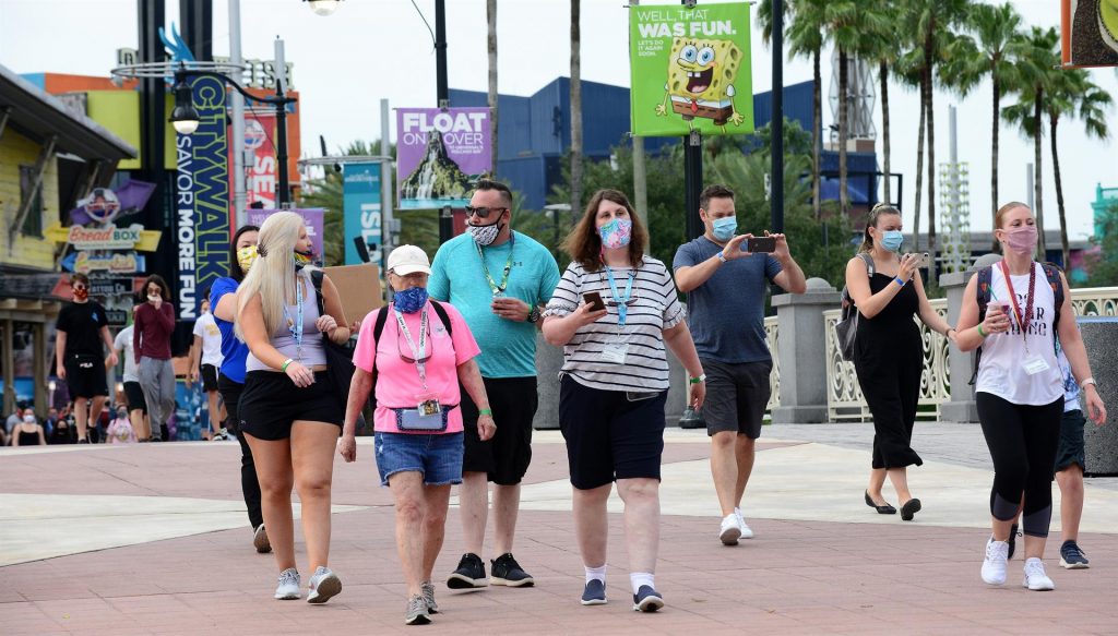 Aumento de casos de COVID crea preocupación por eventos multitudinarios en Florida