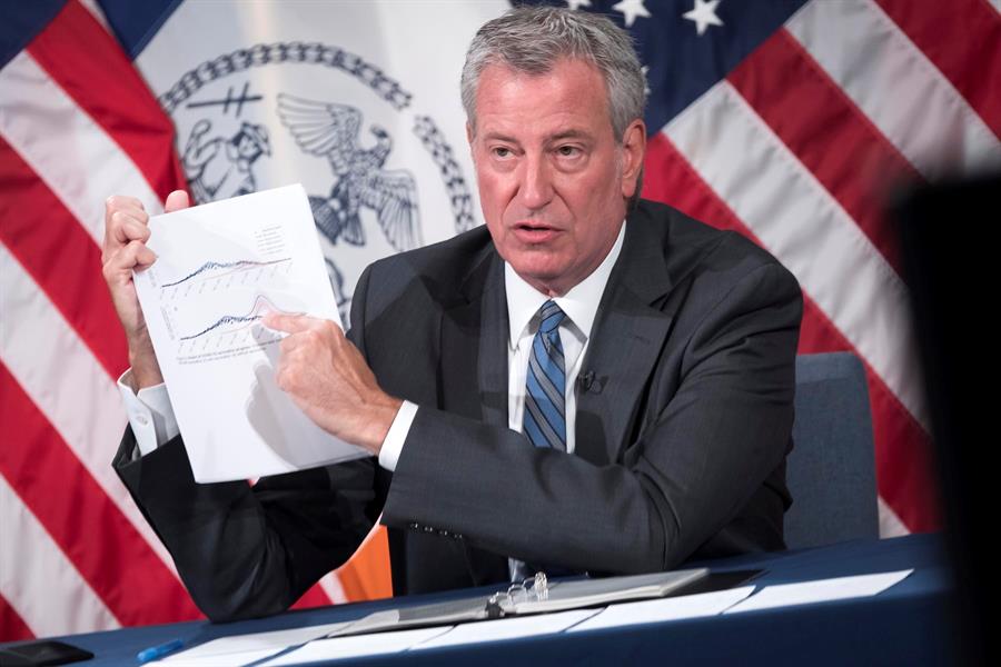 Nueva York exige a sanitarios a vacunarse o hacerse test anticovid semanales