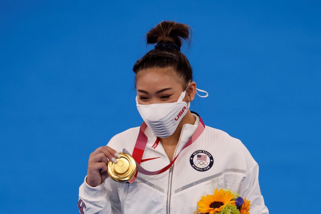 La estadounidense Sunisa Lee se llevó el oro en la final individual