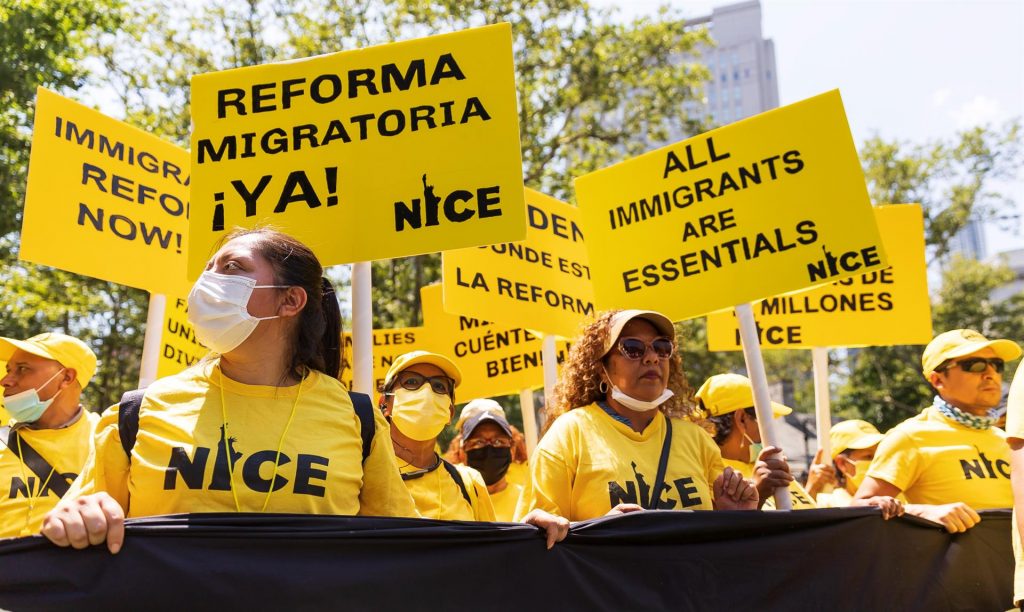 Trabajadores esenciales inmigrantes piden vía a la ciudadanía de EEUU