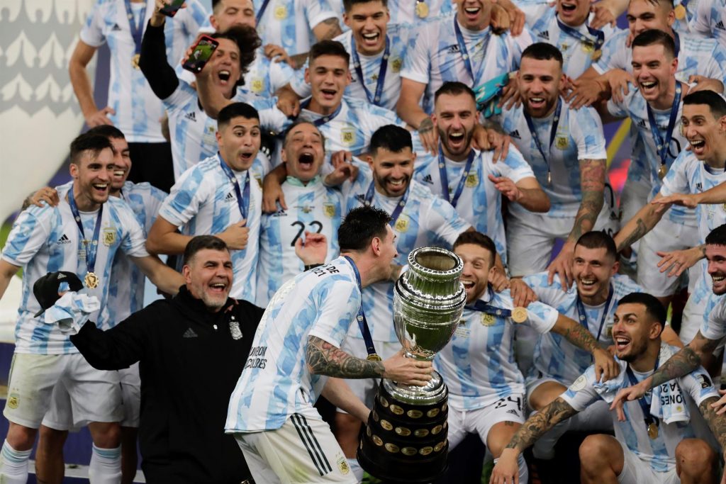 Argentina logra un maracanazo y alza su decimoquinta Copa América 28 años después