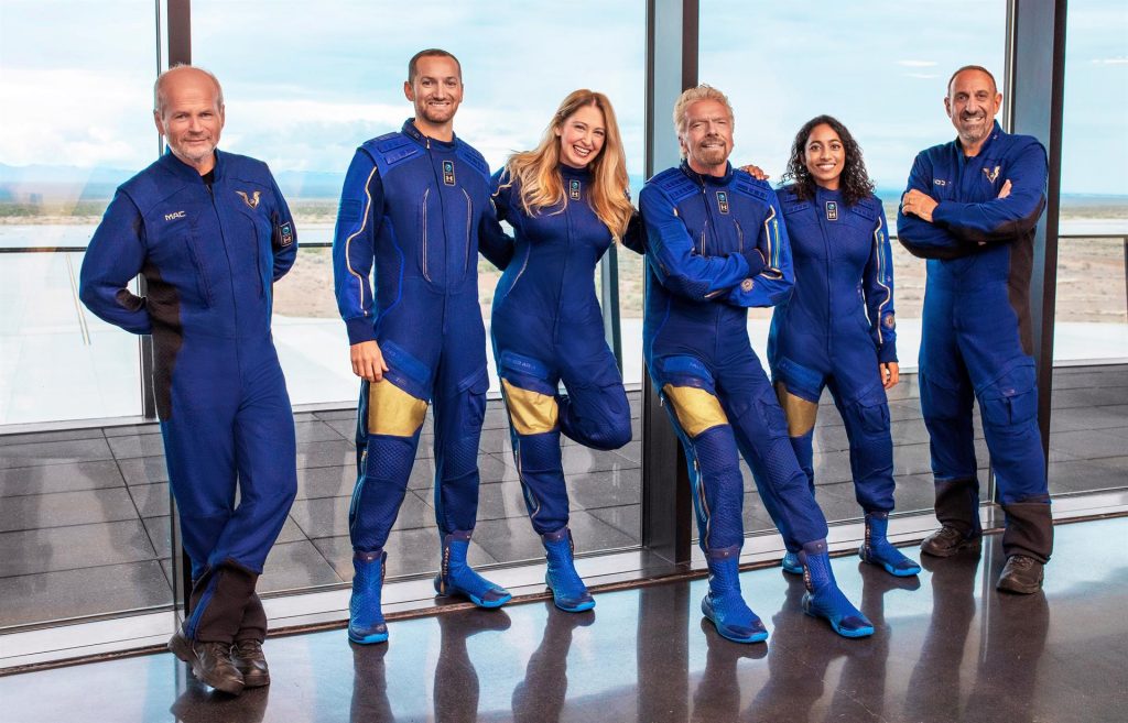 Bezos resta importancia al viaje de Branson: no tiene altitud suficiente para ser espacial