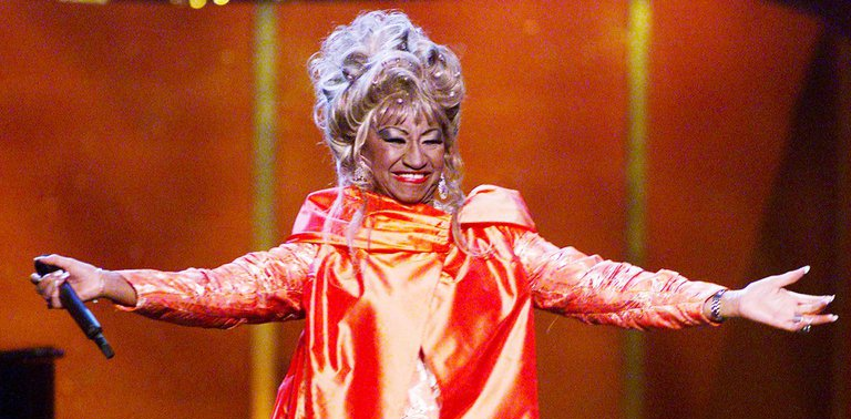 Mujer, negra y pobre: una biografía reivindica el éxito mundial de la cubana Celia Cruz