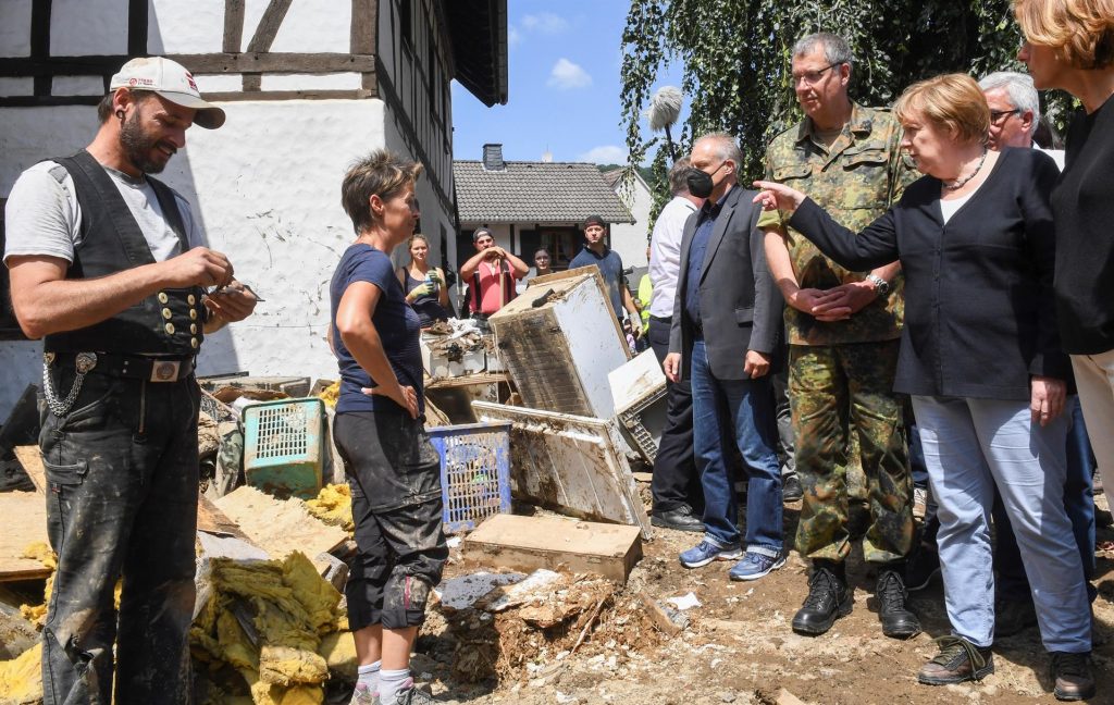 Merkel promete ayuda urgente tras inundaciones que han dejado 156 muertos