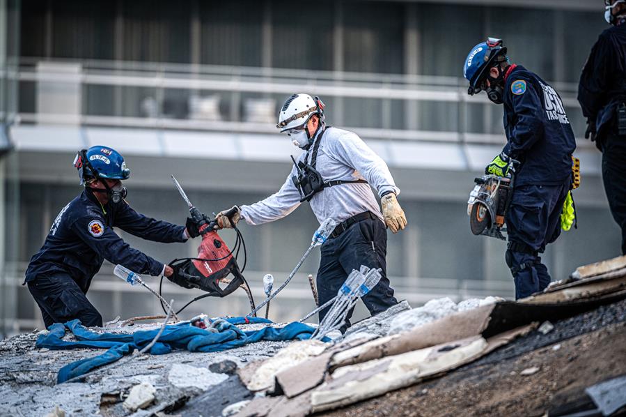 Aumentan a 22 los muertos por el derrumbe en Miami