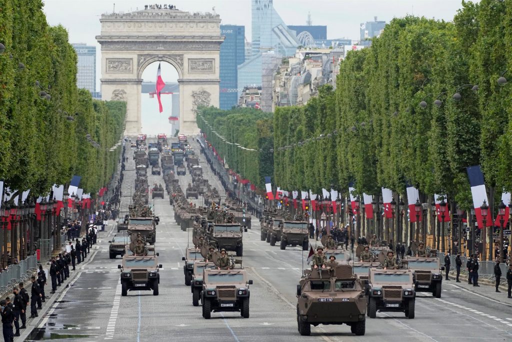 Francia celebra su Día Nacional con desfile de 5.000 funcionarios del Ejército y mascarillas