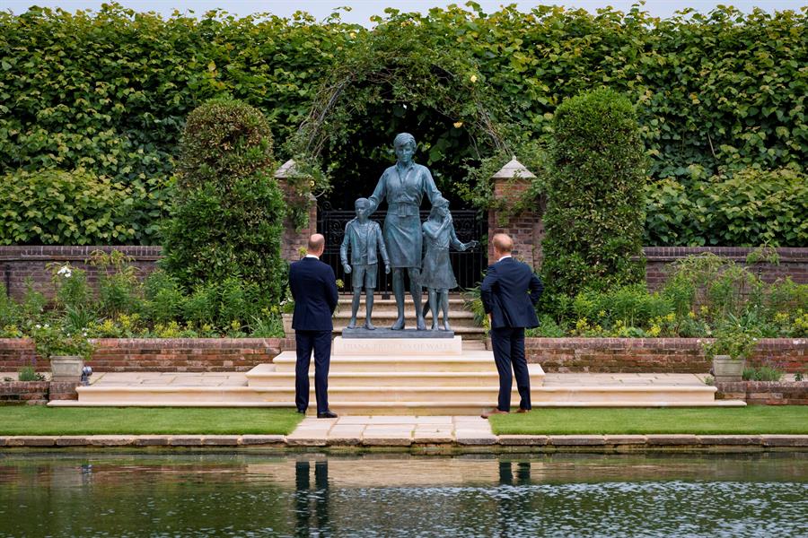 William y Harry desvelan juntos una estatua en honor a Diana de Gales