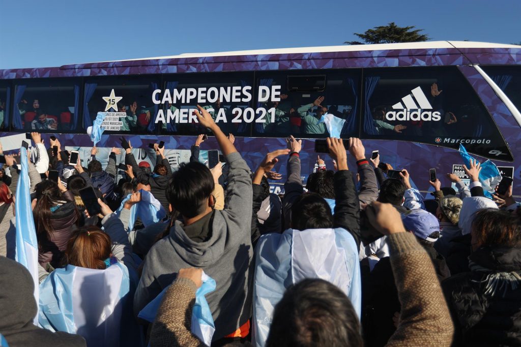 Miles de fanáticos recibieron a los campeones de la Copa América a su regreso a Argentina