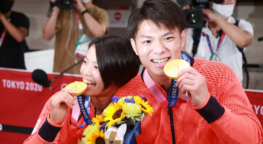 Mismo día, mismo dojo y con una hora de diferencia: los hermanos Abe ganaron el oro en judo