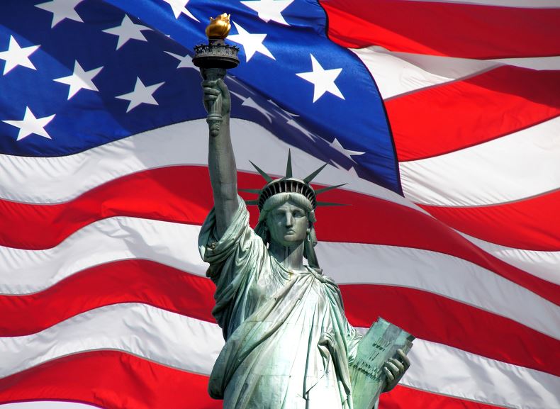 Iconos de Nueva York se tiñen de rojo, blanco y azul por el 4 de julio