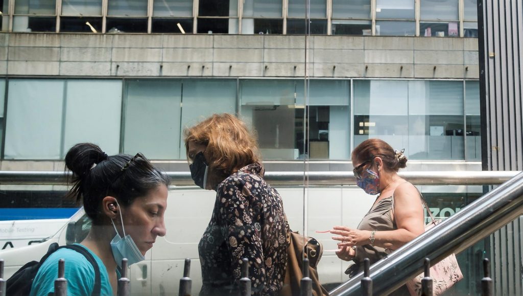Es posible que los vacunados deban usar mascarilla en EEUU ante el alza de casos