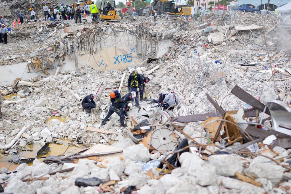 Sube a 90 el número de muertos por derrumbe de Champlain Towers South