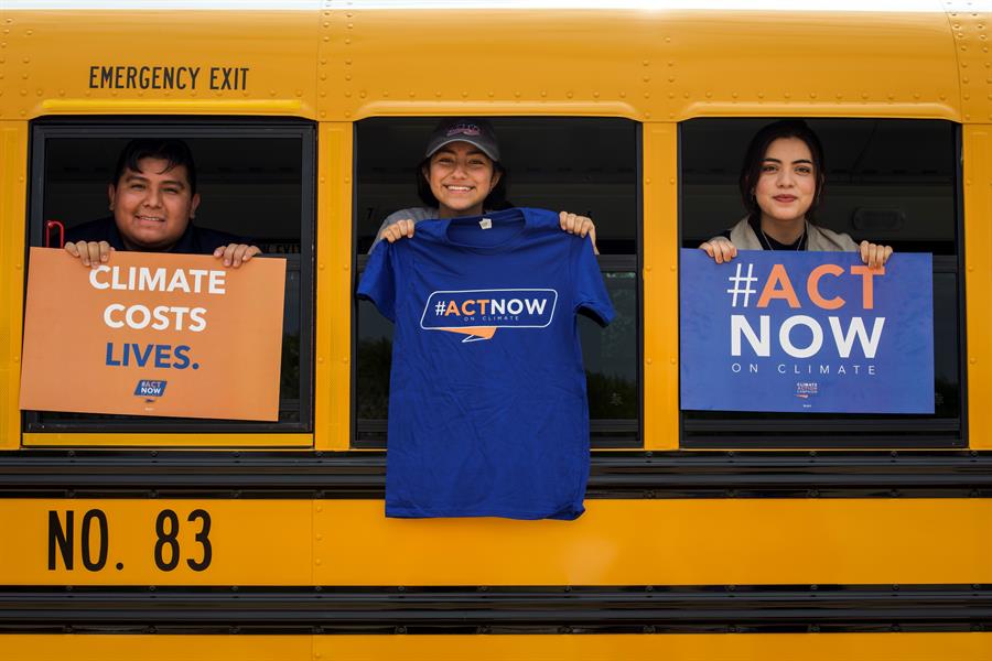 Activistas piden en autobuses eléctricos energía limpia al Congreso de EEUU