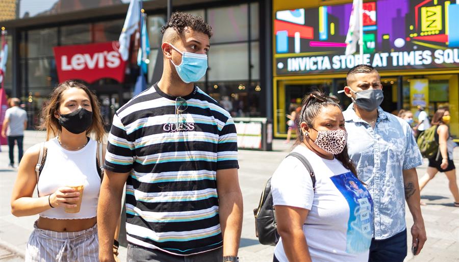 EEUU recomienda a vacunados llevar mascarilla en zonas con muchos contagios