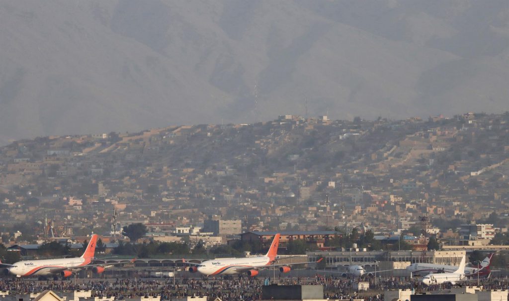 Al menos 6 muertos dejó situación en aeropuerto de Kabul, según testigos