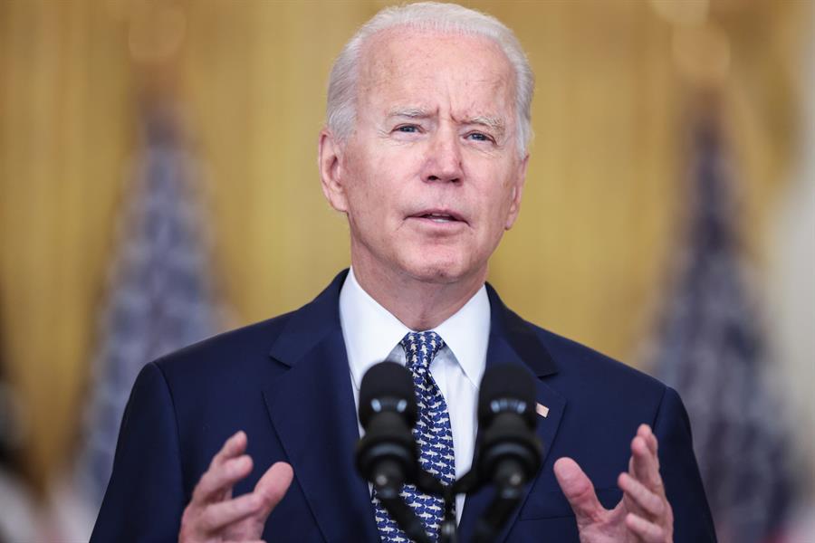 Biden dice no arrepentirse de sacar al Ejército de Afganistán y les anima a que luchen "por sí solos"