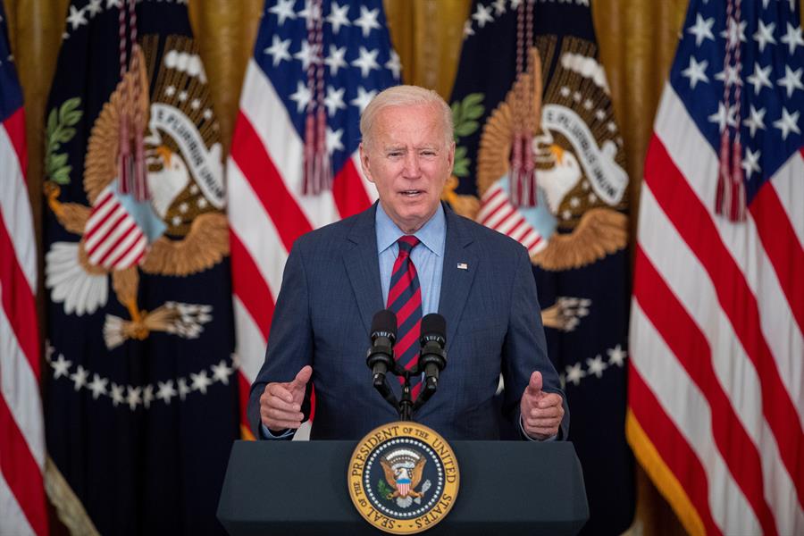 Biden promete dar prioridad a la reforma migratoria en reunión con latinos