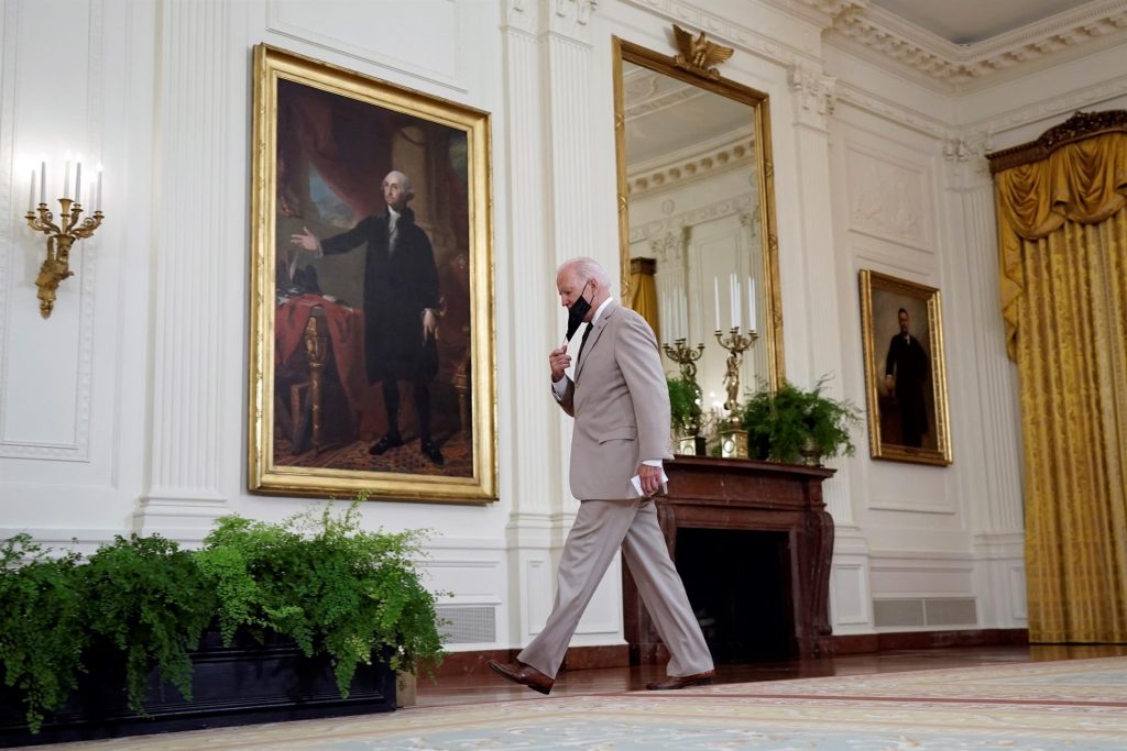 El traje beige de Biden y la polémica más absurda del mandato de Obama