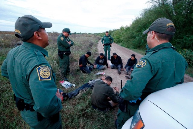 Un 18 % de migrantes en custodia reciente de Patrulla Fronteriza tenía COVID-19