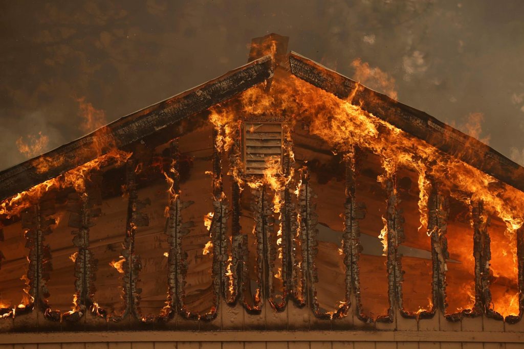 Otro incendio en California multiplicó su tamaño por 24 y obligó a evacuar a miles: lo bautizaron Caldor