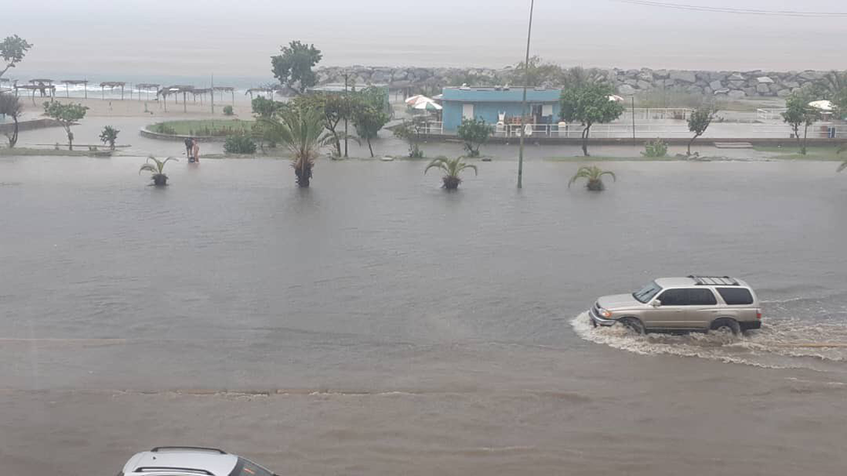 Inundaciones en Vargas por desbordamiento de Camurí Grande