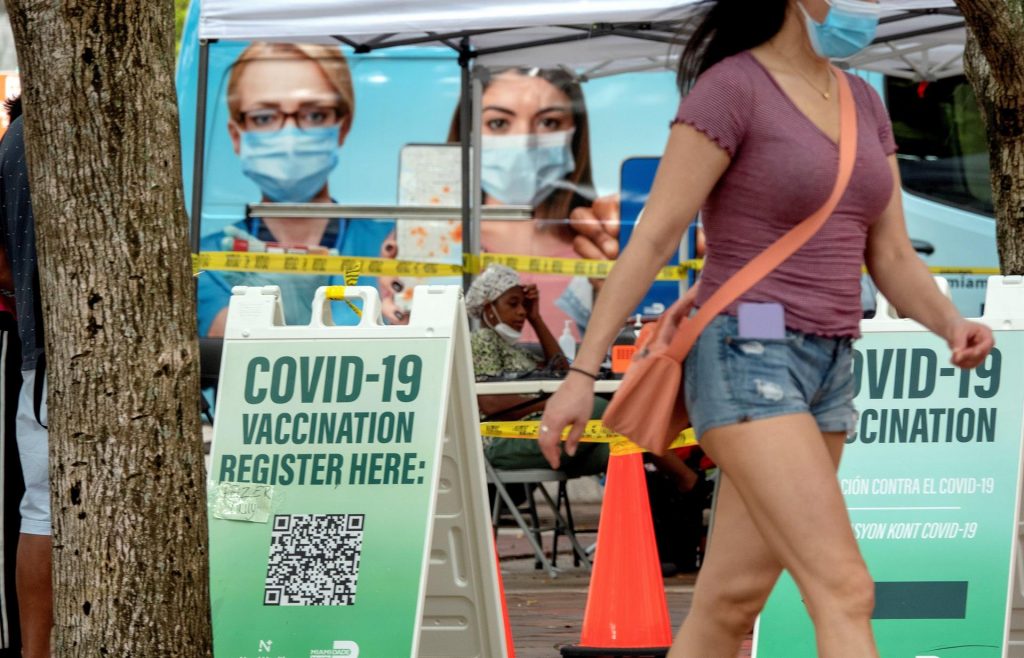 Bajan casos y hospitalizaciones por la COVID-19 en Florida