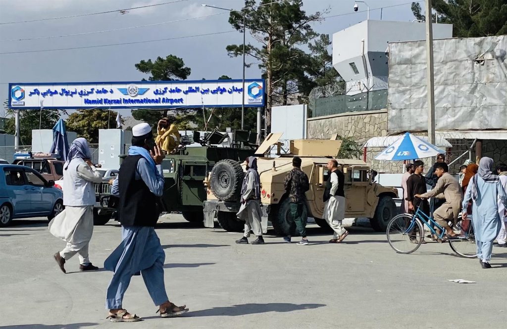 Rescatan a 169 estadounidenses que estaban fuera del aeropuerto de Kabul