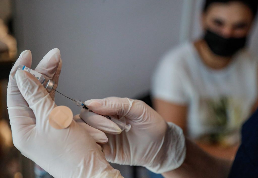 Vacuna de PfizerBioNTech recibe la aprobación total de la FDA para mayores de 16 años