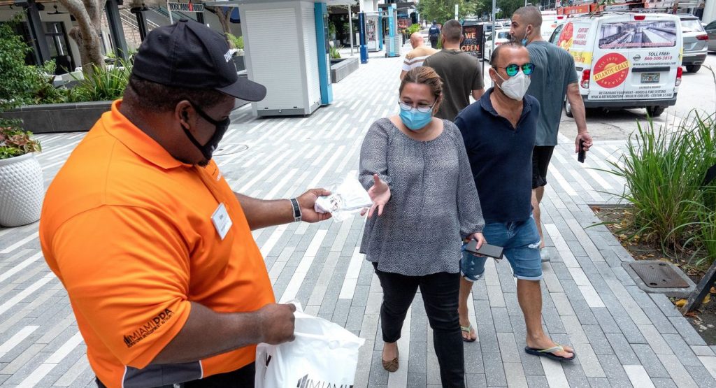 Ultimátum y posibles demandas: la guerra entre Florida y escuelas por uso de mascarillas no cesa