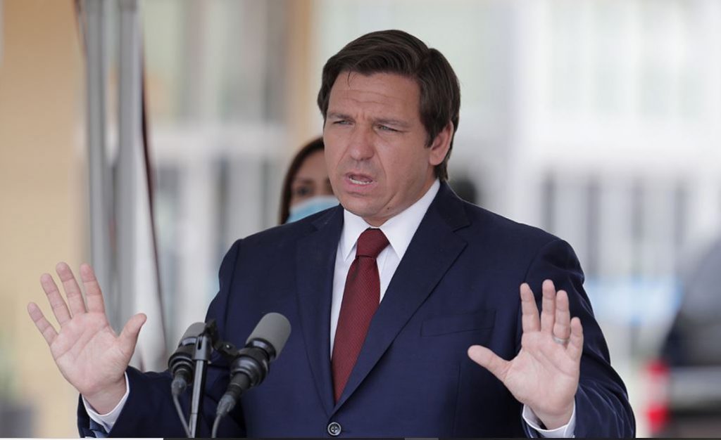 Florida podría retener salario de directivos escolares por imponer mascarilla