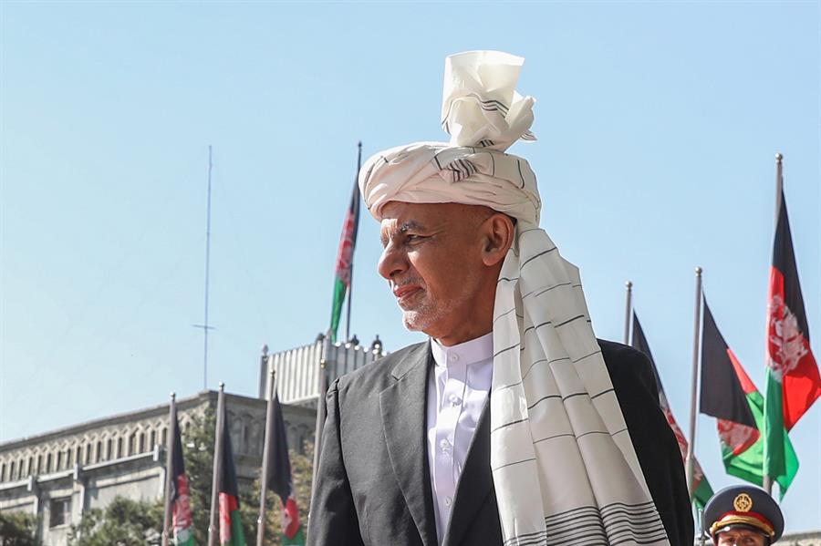 Ghani defiende su huida de Afganistán y niega las acusaciones de corrupción