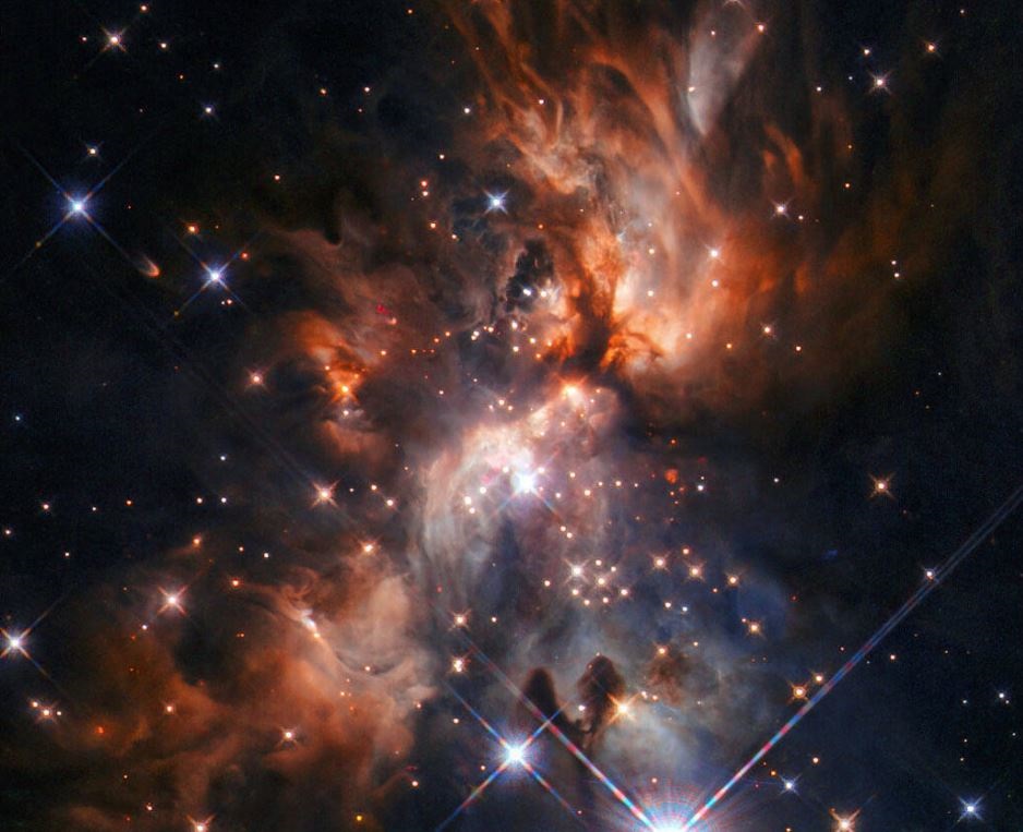 Hubble se asoma a un vivero estelar polvoriento