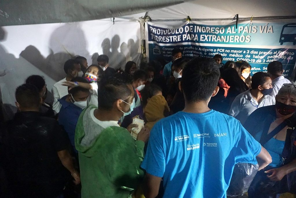 Juez de EEUU ordena restaurar el programa migratorio "Permanezcan en México"