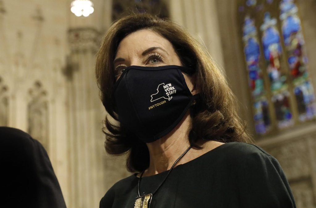 Nueva gobernadora de Nueva York despedirá a funcionarios del ambiente "tóxico" de Cuomo