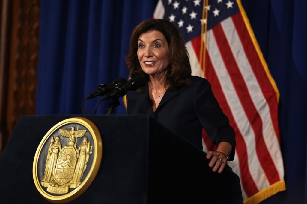 La nueva gobernadora de Nueva York incluye 12.000 muertos más por COVID-19