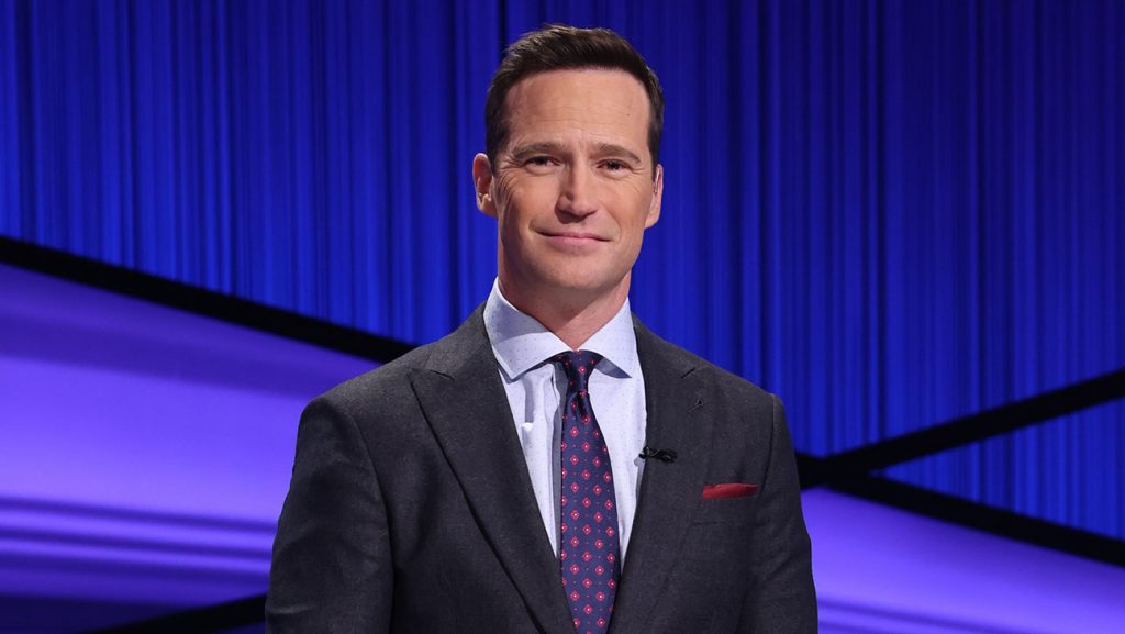 Mike Richards renunció como anfitrión de Jeopardy por comentarios ofensivos