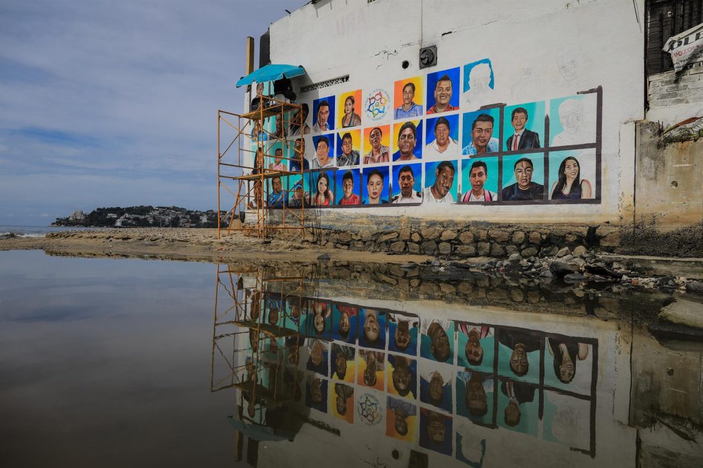 Pintan rostros de desaparecidos en un mural de Acapulco