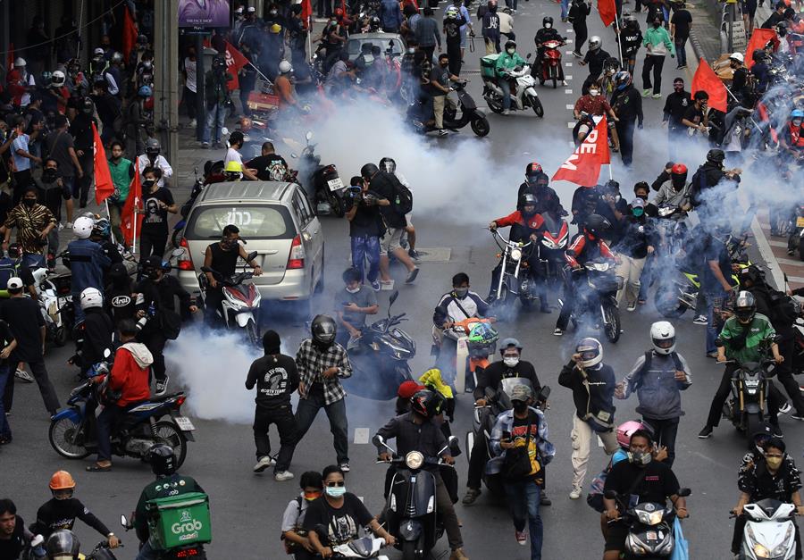 La Policía carga contra manifestantes antigubernamentales en Tailandia