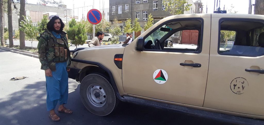 Los talibanes llegan a las afueras de Kabul y negocian la transición de poder