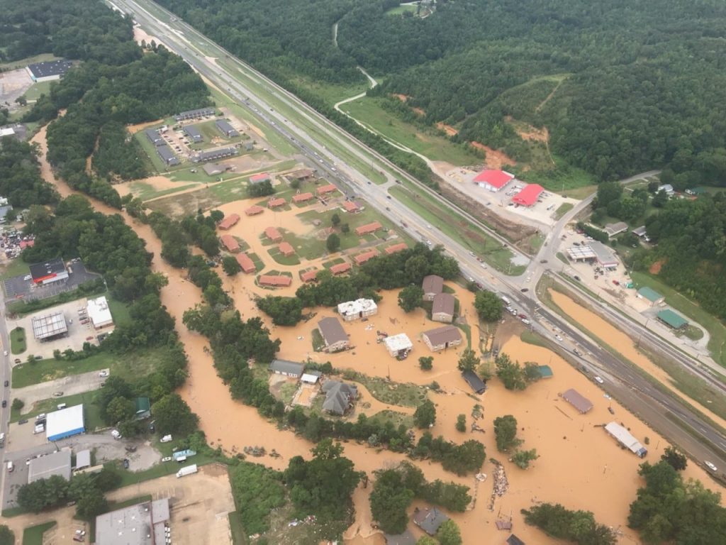 Inundación en Tennessee deja al menos 15 muertos y 30 desaparecidos