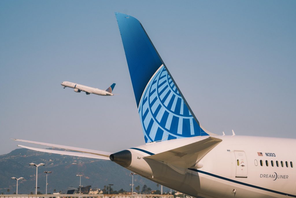 Empleados de United Airlines serán despedidos si no se administran la vacuna anticovid