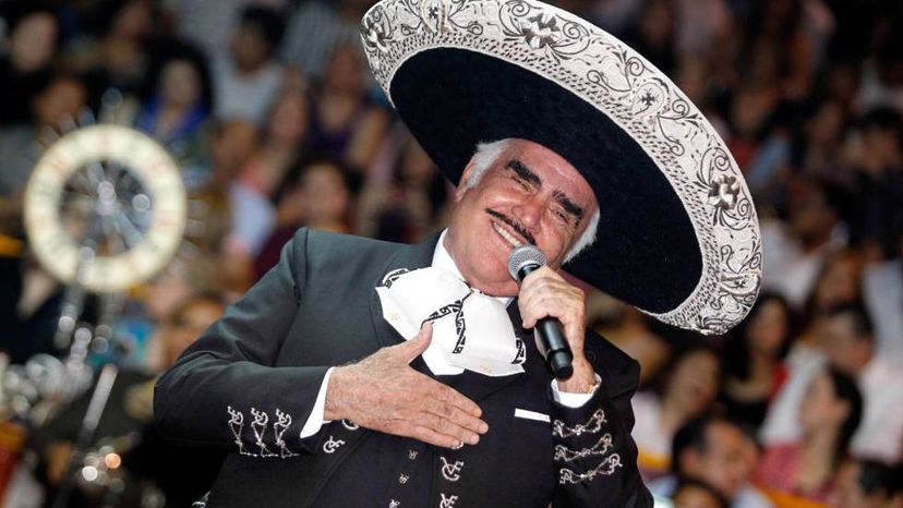 Vicente Fernández continúa en terapia intensiva
