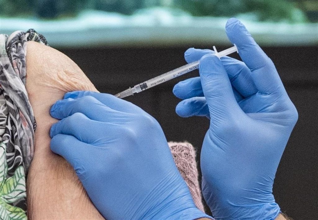 Zonas de alta vacunación en EEUU son también puntos calientes de COVID-19