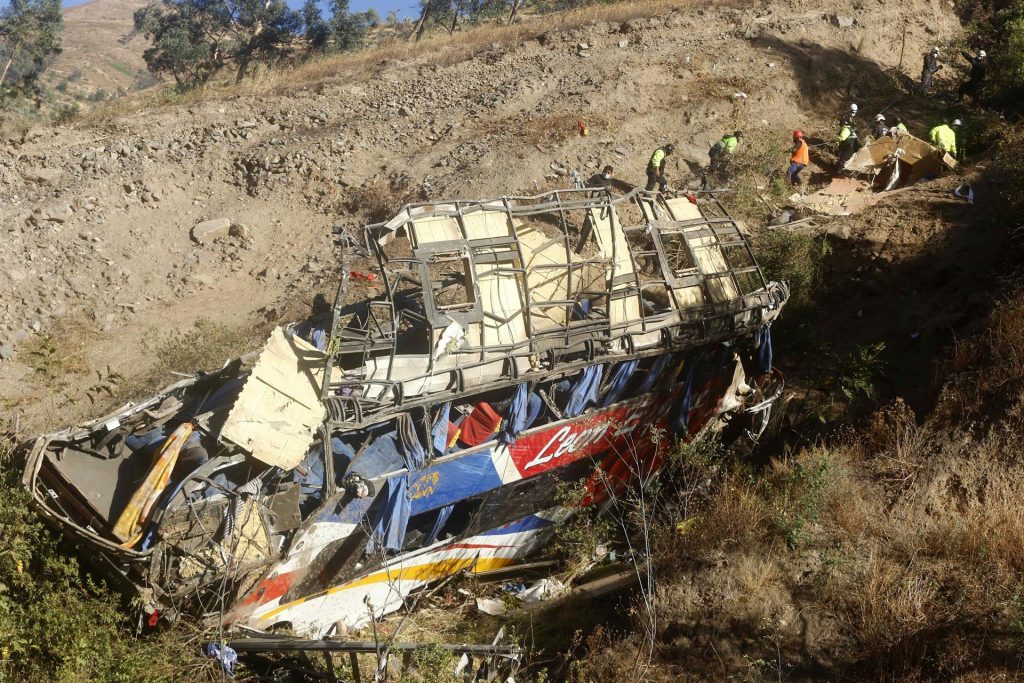 Al menos 29 muertos tras estrellarse un autobús y caer a un barranco en Perú