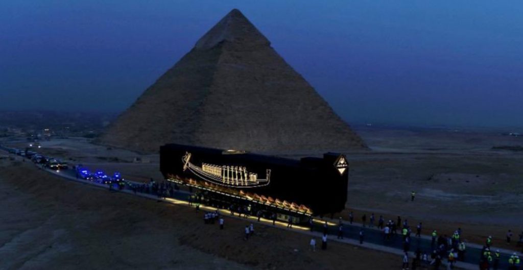 La barca solar de Keops, la más antigua del Antiguo Egipto, llega al GEM