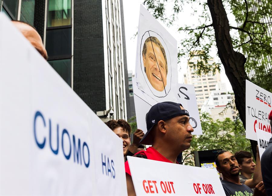 Una de las mujeres que denunció agresiones sexuales por parte de Cuomo presenta una demanda penal en su contra