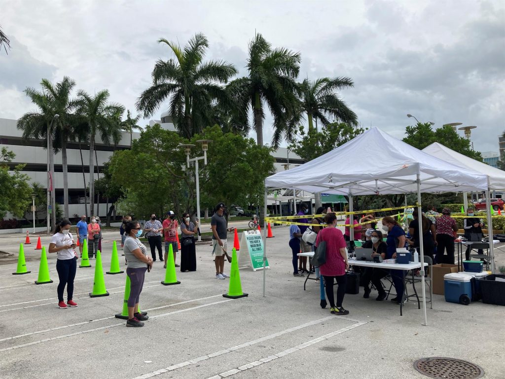 DeSantis descarta exigir mascarilla a pesar del repunte de casos en Florida