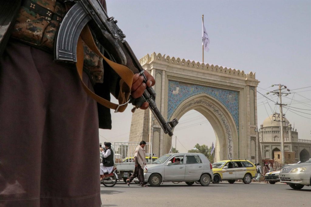 El hermano del expresidente afgano Ghani le juró lealtad a los talibanes en una ceremonia