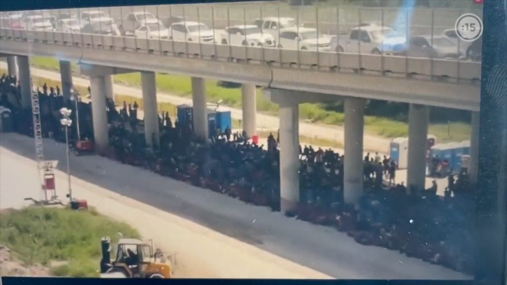 "Catástrofe absoluta": video muestra el grupo más grande de migrantes retenidos en Texas